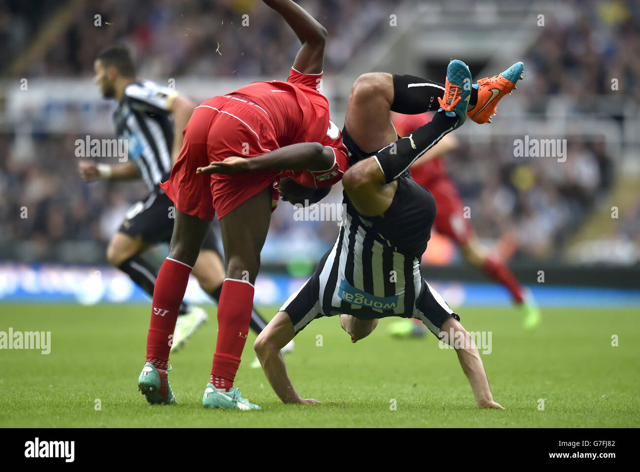 Mario Balotelli di Liverpool (a sinistra) e Steven Taylor (a destra) del Newcastle United combattono per il pallone durante la partita della Barclays Premier League al St. James' Park di Newcastle. PREMERE ASSOCIAZIONE foto. Data foto: Sabato 1 novembre 2014. Vedi la storia della Pennsylvania SOCCER Newcastle. Il credito fotografico deve essere Owen Humphreys/PA Wire. Foto Stock