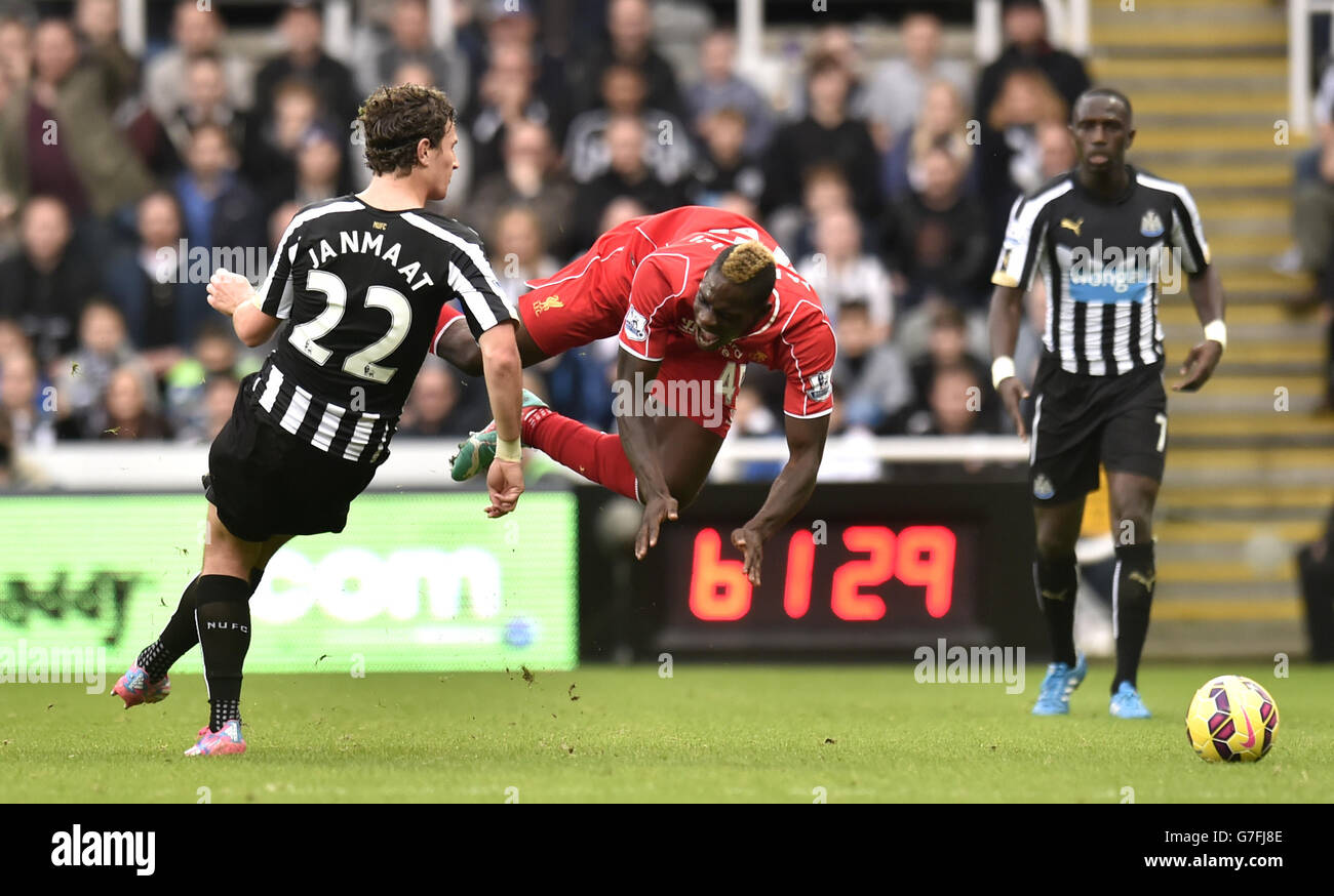 Mario Balotelli di Liverpool è scovato dal Daryl Janmaat di Newcastle United (a sinistra) durante la partita Barclays Premier League al St. James' Park, Newcastle. PREMERE ASSOCIAZIONE foto. Data immagine: Sabato 1 novembre 2014. Scopri la storia di calcio della Pennsylvania Newcastle. Il credito fotografico dovrebbe leggere Owen Humphreys/PA Wire. . . Foto Stock