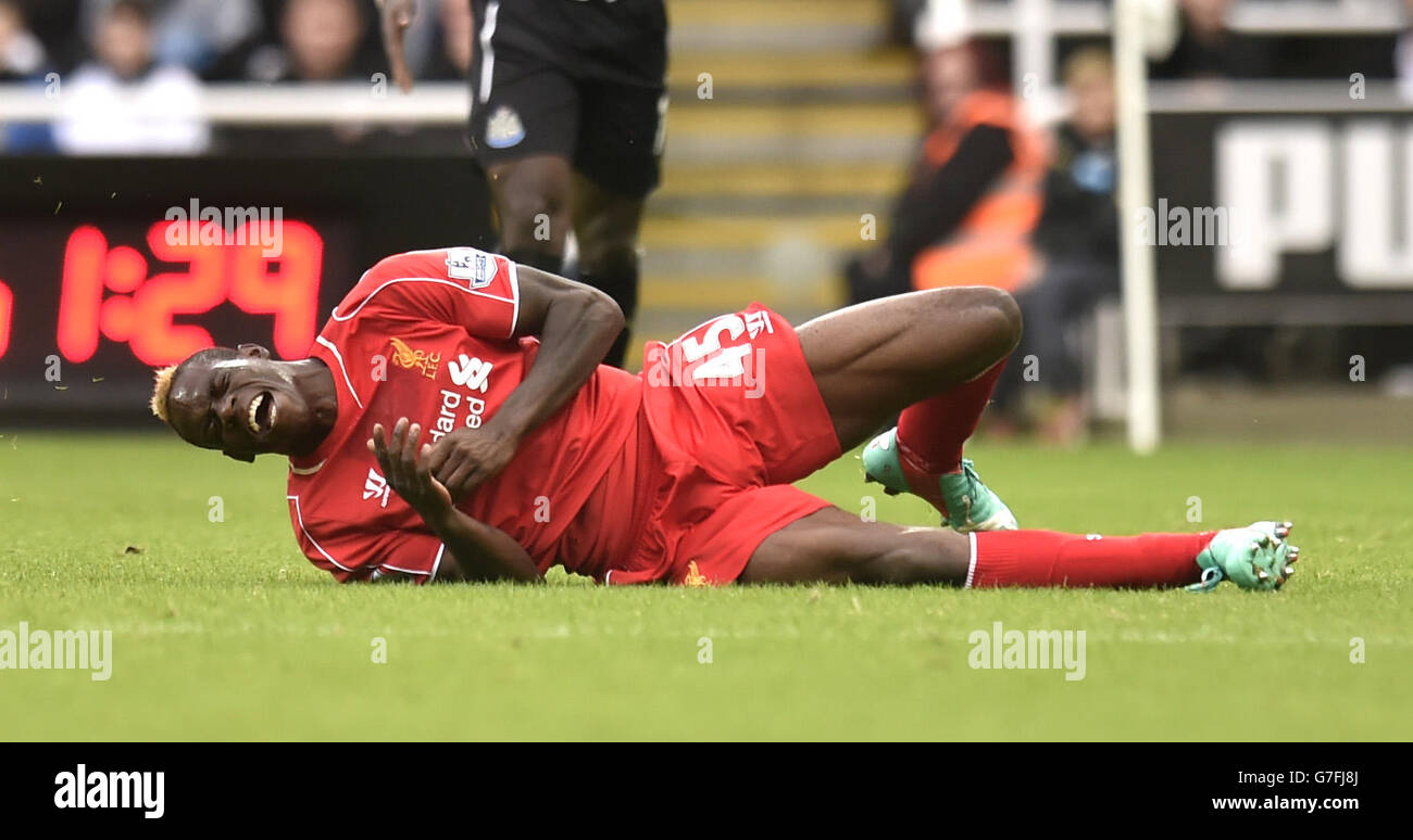Mario Balotelli di Liverpool ha ferito sul campo dopo essere stato imbranato da Daryl Janmaat di Newcastle United durante la partita della Barclays Premier League al St. James' Park, Newcastle. PREMERE ASSOCIAZIONE foto. Data immagine: Sabato 1 novembre 2014. Scopri la storia di calcio della Pennsylvania Newcastle. Il credito fotografico dovrebbe leggere Owen Humphreys/PA Wire. . . Foto Stock