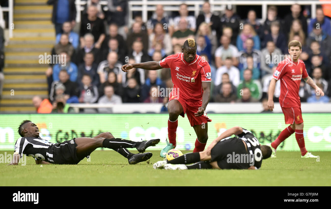 Mario Balotelli di Liverpool (al centro) e Sammy Ameobi di Newcastle United (a sinistra) combattono per la palla durante la partita della Barclays Premier League al St. James' Park di Newcastle. PREMERE ASSOCIAZIONE foto. Data foto: Sabato 1 novembre 2014. Vedi la storia della Pennsylvania SOCCER Newcastle. Il credito fotografico deve essere Owen Humphreys/PA Wire. Foto Stock