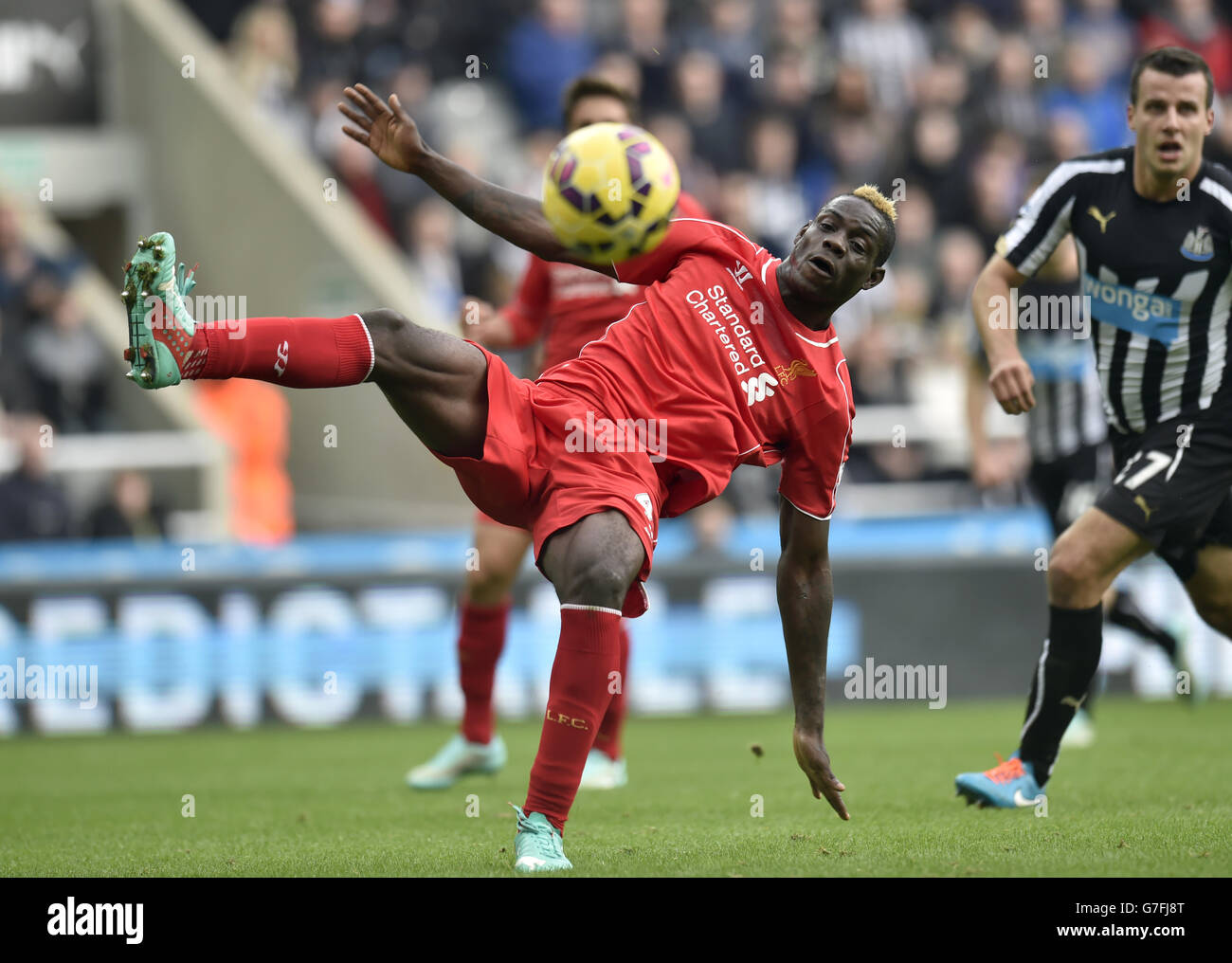 Mario Balotelli di Liverpool durante la partita della Barclays Premier League al St. James' Park, Newcastle. PREMERE ASSOCIAZIONE foto. Data immagine: Sabato 1 novembre 2014. Scopri la storia di calcio della Pennsylvania Newcastle. Il credito fotografico dovrebbe leggere Owen Humphreys/PA Wire. . . Foto Stock