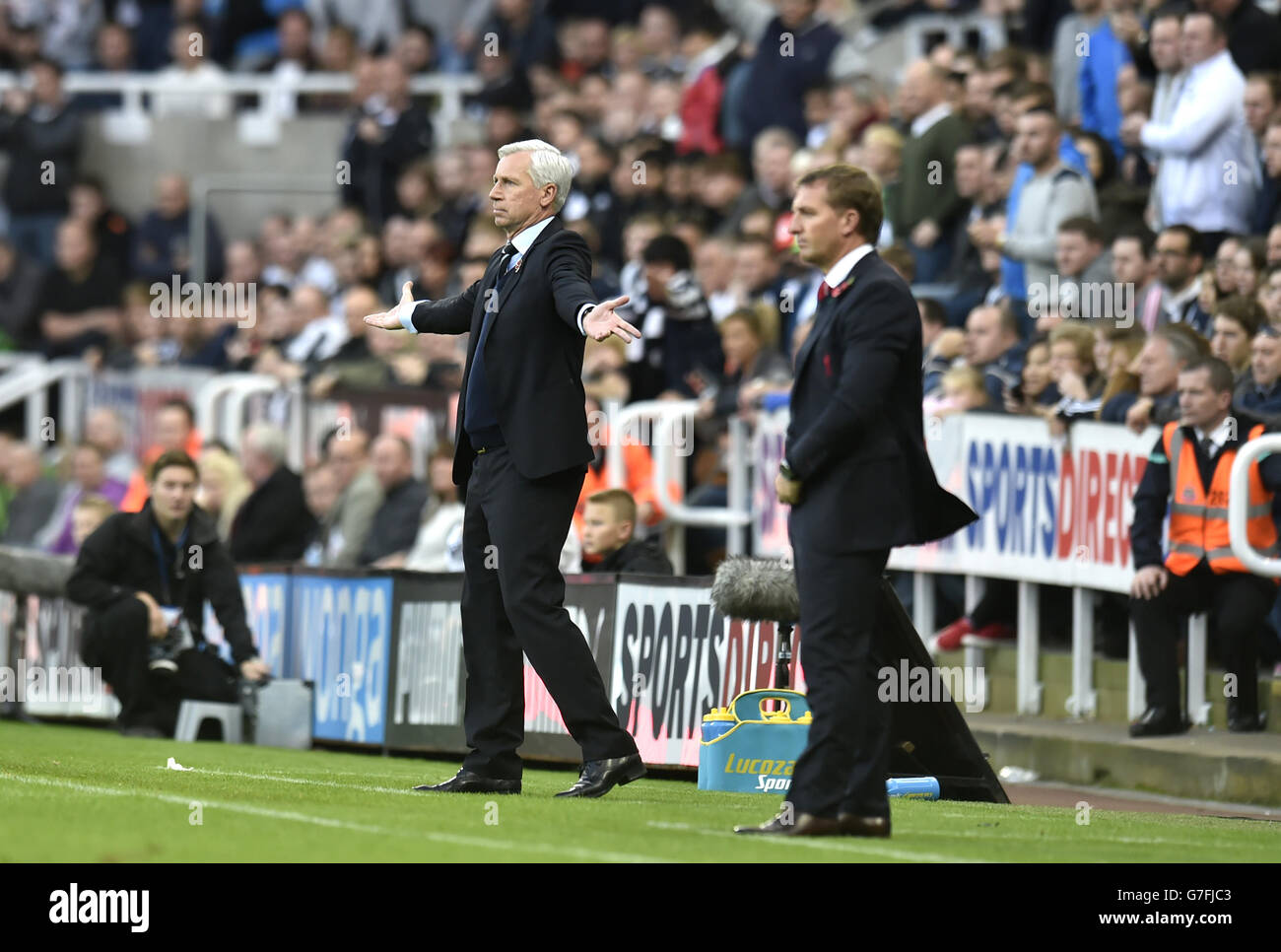 Alan Pardew (a sinistra), il manager del Newcastle United, Brendan Rodgers (a destra), si alza sulla linea di contatto durante la partita della Barclays Premier League al St. James' Park, Newcastle. PREMERE ASSOCIAZIONE foto. Data foto: Sabato 1 novembre 2014. Vedi la storia della Pennsylvania SOCCER Newcastle. Il credito fotografico deve essere Owen Humphreys/PA Wire. Foto Stock