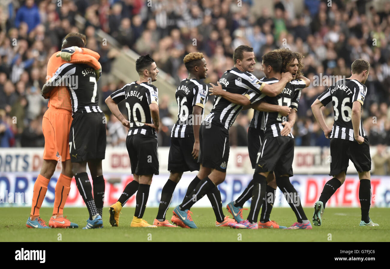 I giocatori di Newcastle United festeggiano la vittoria dopo la partita della Barclays Premier League a St. James' Park, Newcastle. PREMERE ASSOCIAZIONE foto. Data immagine: Sabato 1 novembre 2014. Scopri la storia di calcio della Pennsylvania Newcastle. Il credito fotografico dovrebbe leggere Owen Humphreys/PA Wire. . . Foto Stock