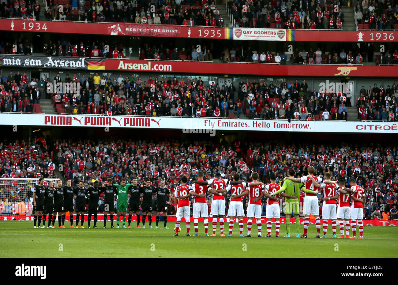 Calcio - Barclays Premier League - Arsenal / Burnley - Emirates Stadium. Lo stand dei due team durante il minuto di silenzio che segna il centenario dello scoppio della prima guerra mondiale. Foto Stock