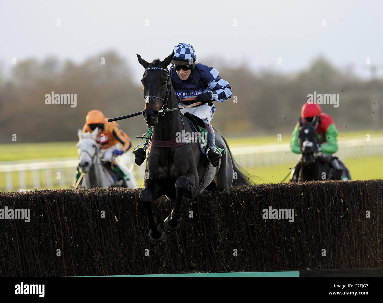 Menorah e Richard Johnson saltano l'ultima recinzione mentre vanno avanti e vincono il bet365 Charlie Hall Chase durante il giorno Charlie Hall Chase all'Ippodromo di Wetherby. PREMERE ASSOCIAZIONE foto. Data immagine: Sabato 1 novembre 2014. Guarda la storia di PA DI WETHERBY. Il credito fotografico dovrebbe essere: John Giles/PA Wire Foto Stock
