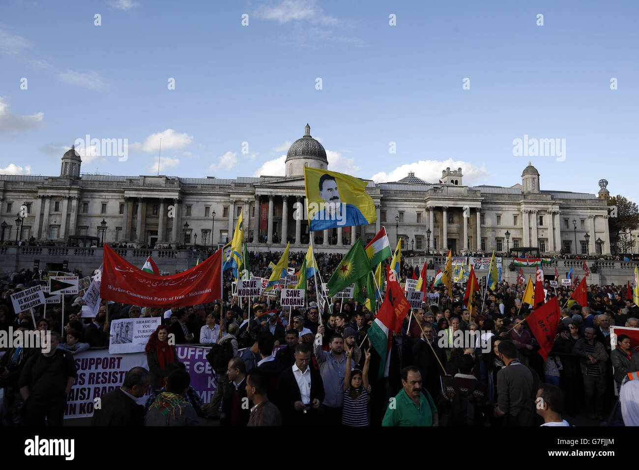 I manifestanti si riuniscono a Trafalgar Square nel centro di Londra per un raduno contro l'Isis durante la Giornata Mondiale del Kobane. Foto Stock