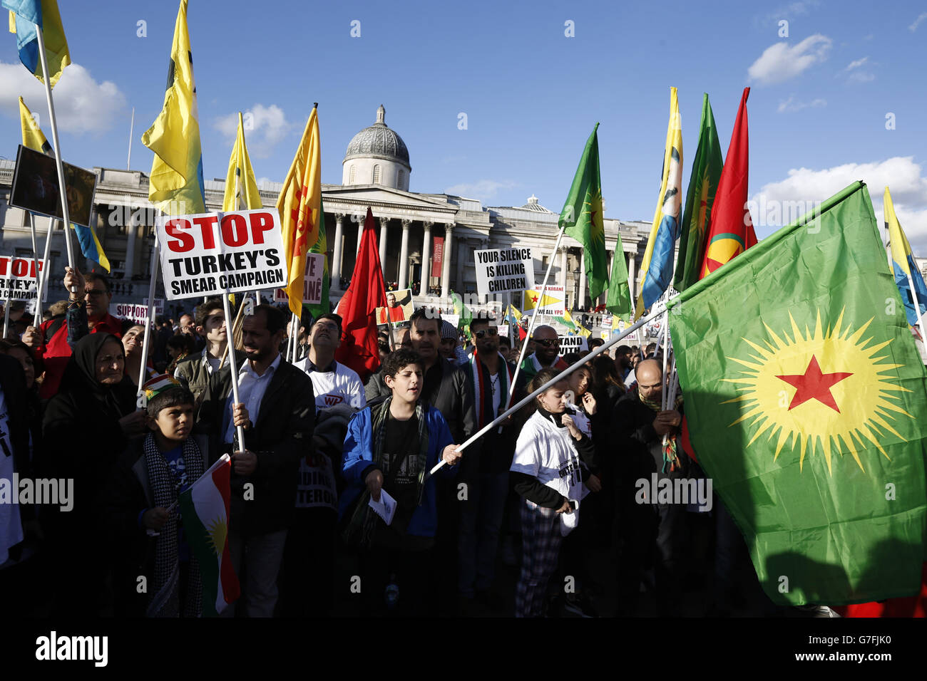 I manifestanti si riuniscono a Trafalgar Square nel centro di Londra per un raduno contro l'Isis durante la Giornata Mondiale del Kobane. Foto Stock