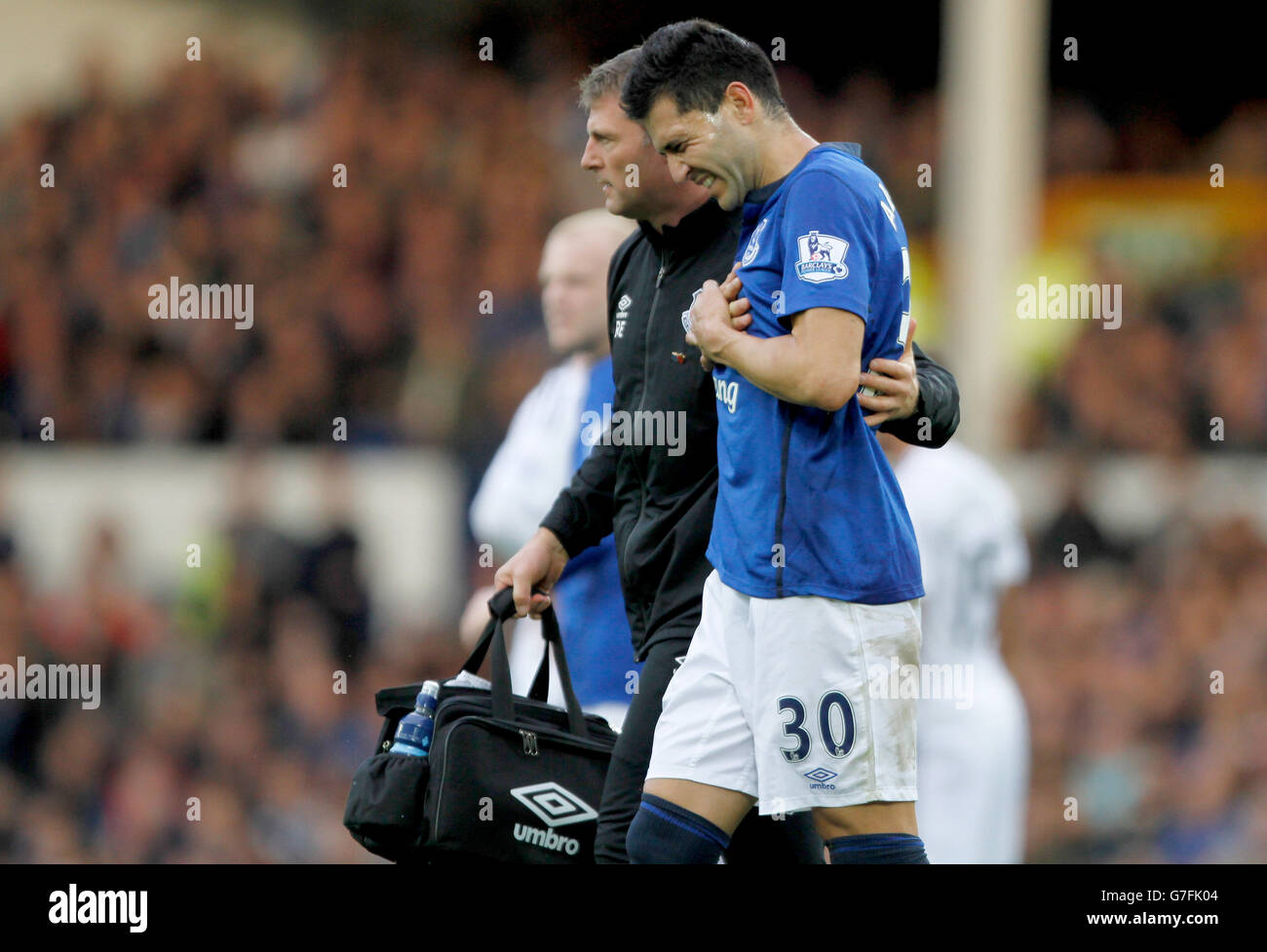 Calcio - Barclays Premier League - Everton v Swansea City - Goodison Park. Antolin Alcaraz di Everton si ferì Foto Stock