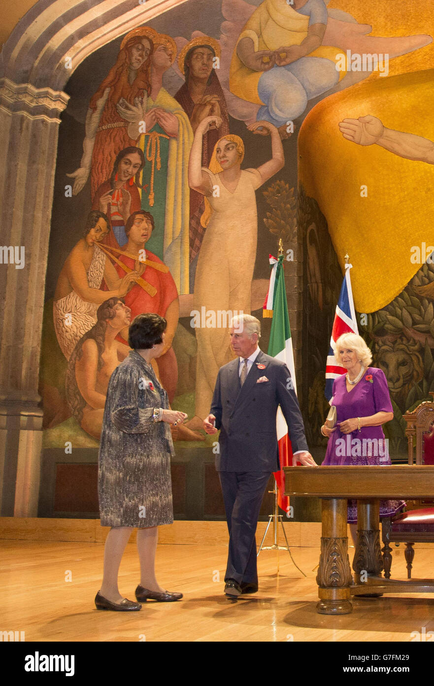 Il Principe del Galles e la Duchessa di Cornovaglia dopo aver firmato il libro degli ospiti di fronte ad un murale del pittore messicano Diego Rivera mentre assistono ad un ricevimento per celebrare il lancio dell' 'anno del Regno Unito in Messico 2015 al San Ildefonso College di Città del Messico. Foto Stock