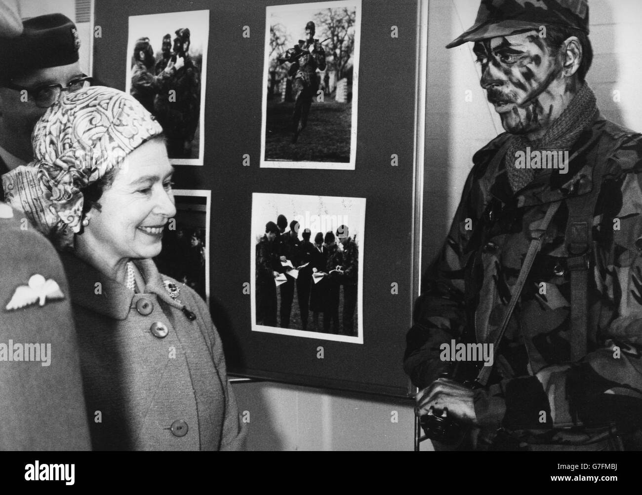 La regina Elisabetta II incontra un membro dell'Army Intelligence Corps in un camuffamento da combattimento durante la sua visita alla loro sede centrale presso l'Intelligence Center di Templar Barracks ad Ashford. Foto Stock