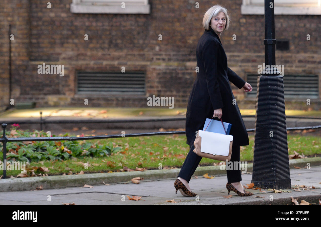 Il Segretario agli interni Theresa May lascia 10 Downing Street a Londra, a seguito delle dimissioni dell'ex Ministro degli interni Norman Baker, che ha lamentato che lavorare sotto la Segreteria degli interni era come 'camminare nel fango'. Foto Stock