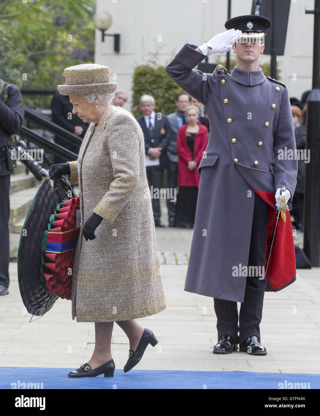 La regina Elisabetta II mette una corona di papaveri al nuovo Flanders Field Memorial fuori dalla Cappella della Guardia a Westminster, nel centro di Londra. Foto Stock