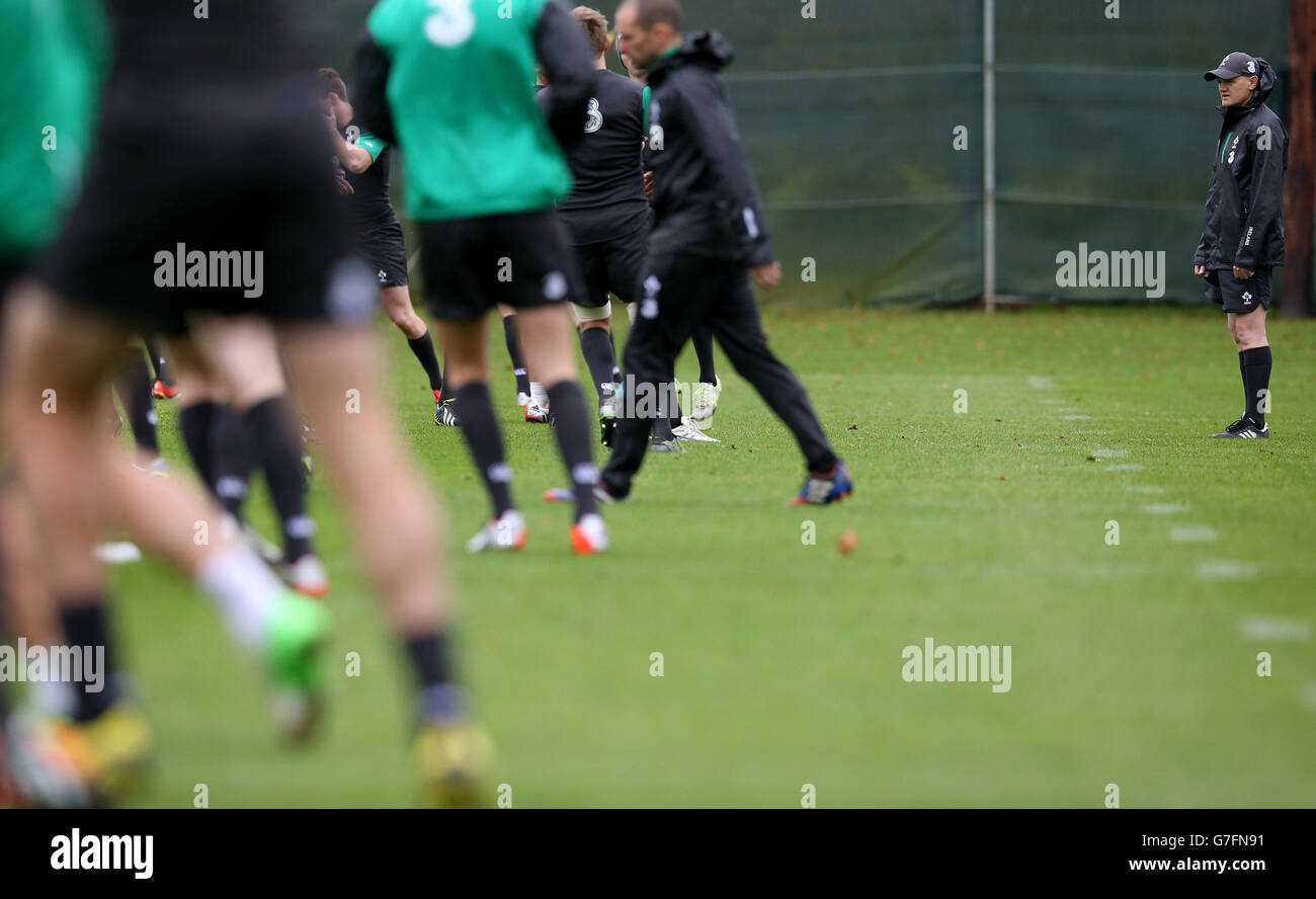 Il capo allenatore irlandese Joe Schmidt guarda il riscaldamento durante una sessione di formazione al Carton House Hotel, Kildare, Irlanda. PREMERE ASSOCIAZIONE foto. Data foto: Giovedì 6 novembre 2014. Vedi la storia della PA RUGBYU Irlanda. Il credito fotografico dovrebbe essere: Brian Lawless/filo PA. RESTRIZIONI: Solo per uso editoriale. Nessun uso commerciale o promozionale senza il preventivo consenso dell'IRFU. Nessuna modifica o documentazione. Per ulteriori informazioni si prega di chiamare il numero +44 (0)115 8447447. Foto Stock