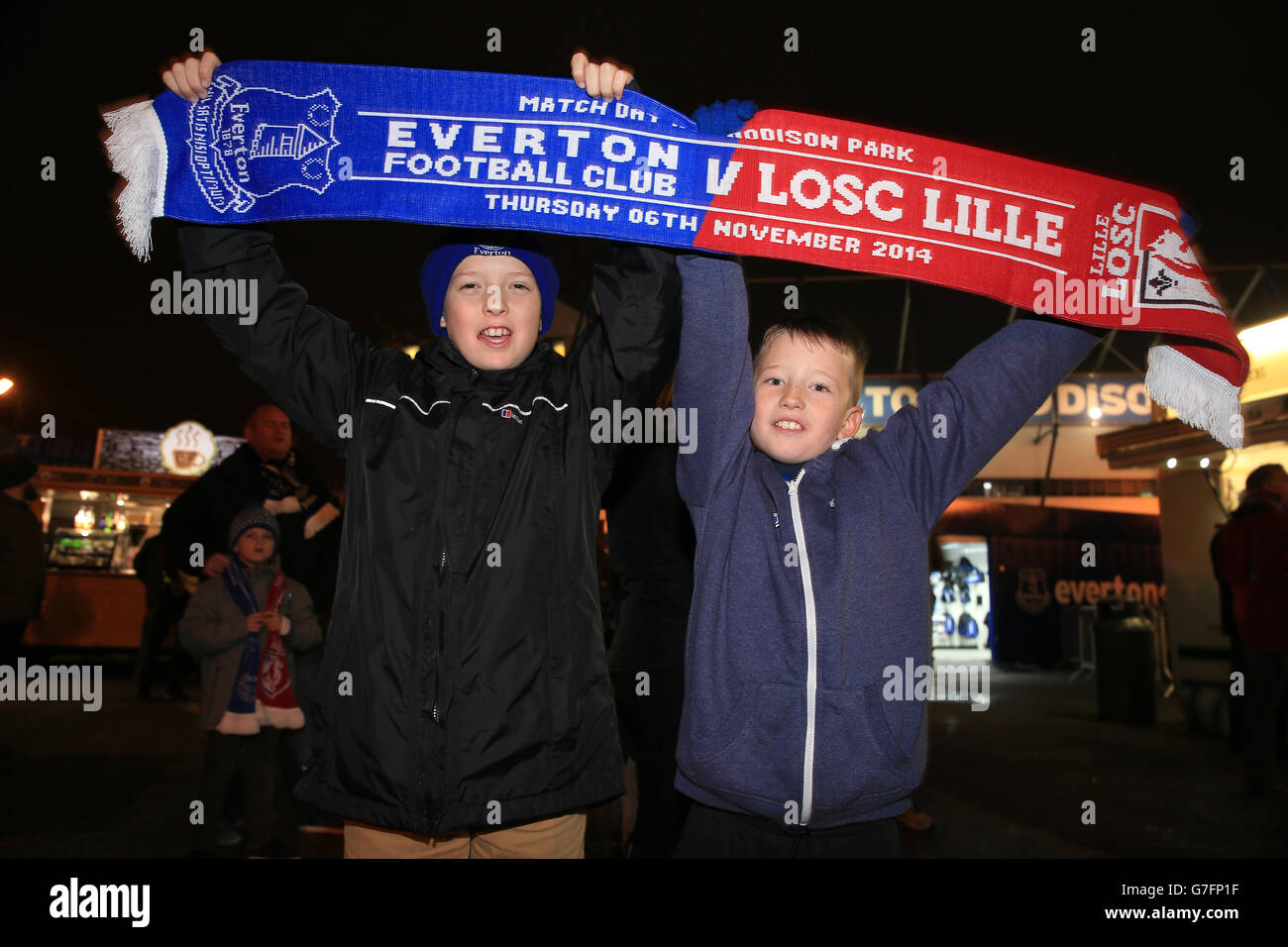 Calcio - UEFA Europa League - Gruppo H - Everton / Lille - Goodison Park. Appassionati di calcio con una sciarpa mezzo e mezzo fuori dal Goodison Park Foto Stock