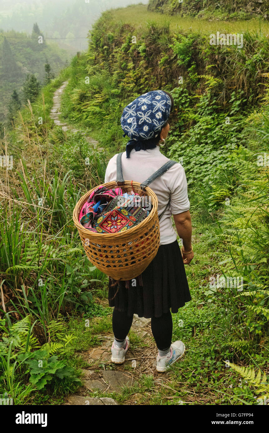 Trasporto Hilltribe cestello di vegetali in Guilin, Cina Foto Stock