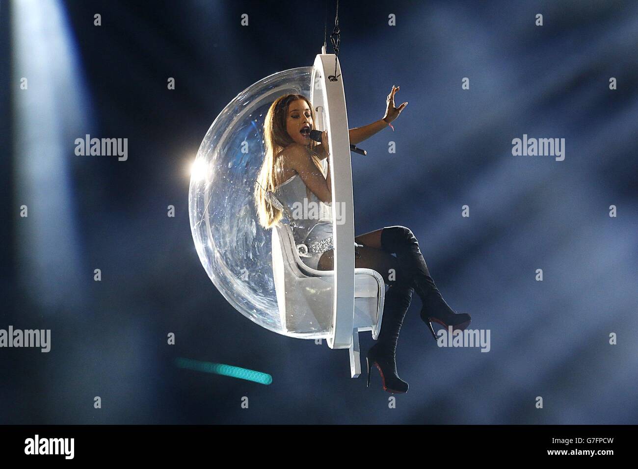 MTV Europe Music Awards - Mostra - Glasgow. Ariana Grande si esibisce durante i MTV Europe Music Awards 2014 alla SSE Hydro di Glasgow, Scozia. Foto Stock