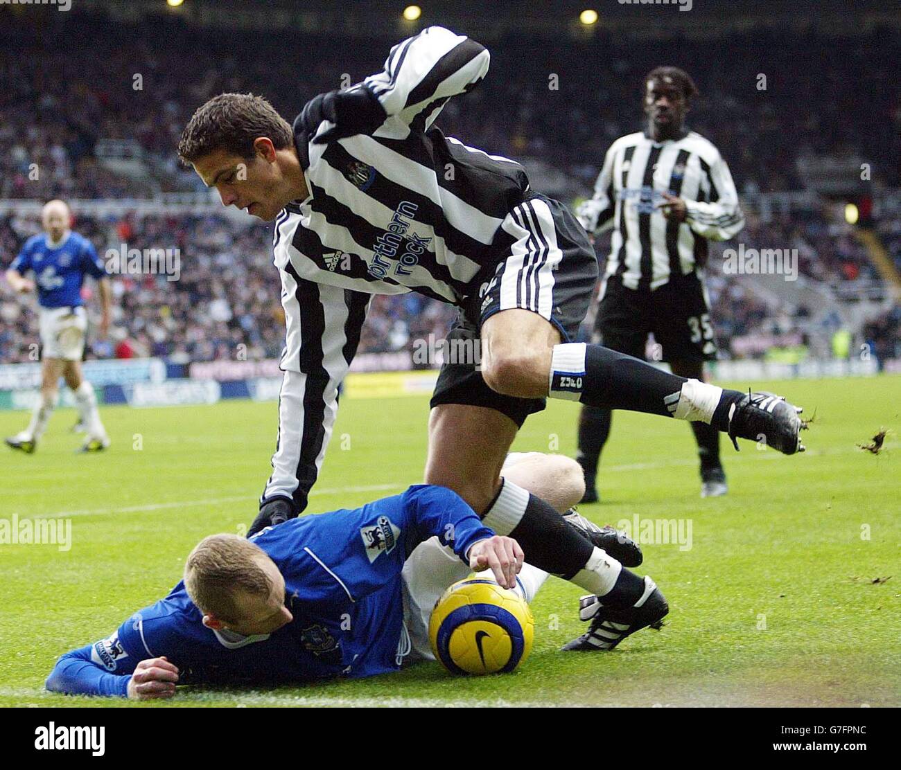 Laurent Robert (centro) di Newcastle United combatte con Tony Hibbert di Everton durante la partita di Barclays Premiership al St James' Park. Foto Stock