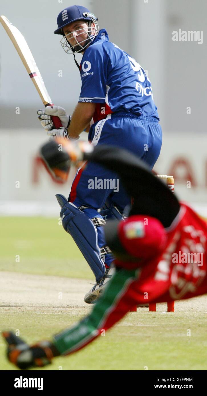 Il Catain dell'Inghilterra Michael Vaughan ha spinto la palla oltre il wicket-keeper Tatenda Taibu mentre l'Inghilterra prende lo Zimbabwe durante la prima partita internazionale di un giorno della serie all'Harare Sports Club in Zimbabwe. Foto Stock