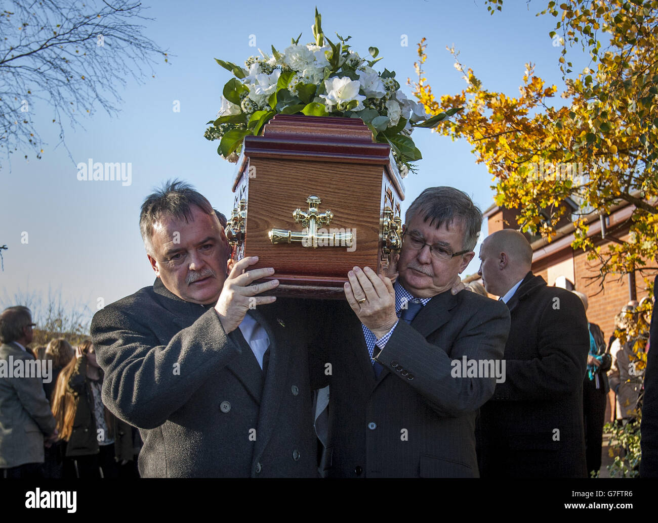I funerali della vittima scomparsa Brendan Megraw, portati dai fratelli  Kieran (a sinistra) e Sean (a destra) dopo una messa funeraria alla chiesa  di St Oliver Plunkett a Belfast, dopo che i