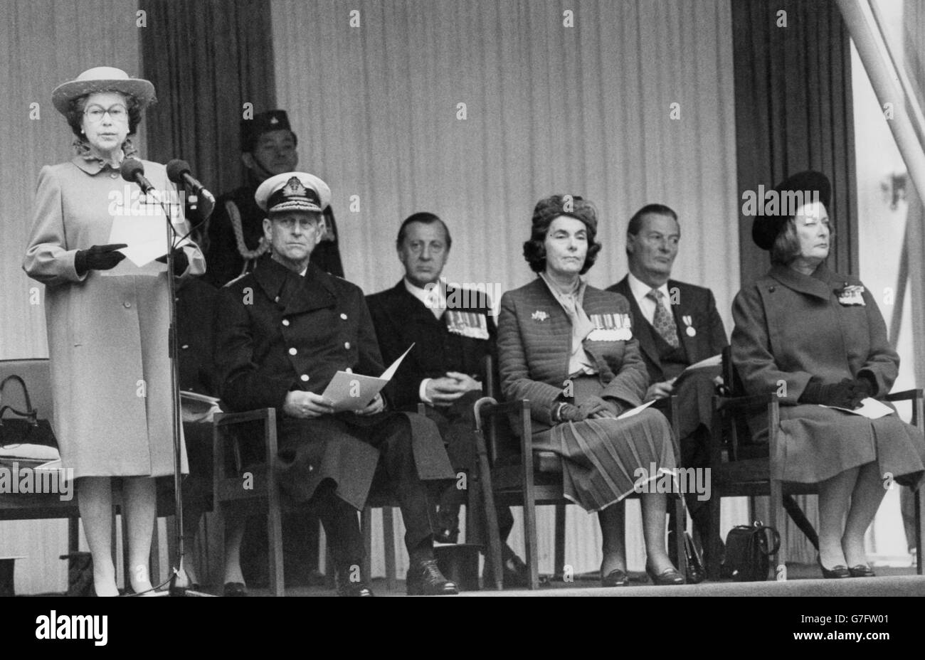 La Regina Elisabetta II parla alla rivelazione di una statua per il compianto Lord Mountbatten sul Foreign Office Green di Londra. Sul palco ci sono (l-r) il Duca di Edimburgo, Lord Brabourne, la contessa Mountbatten della Birmania Lady Brabourne, David Hicks e Lady Pamela Hicks. Foto Stock