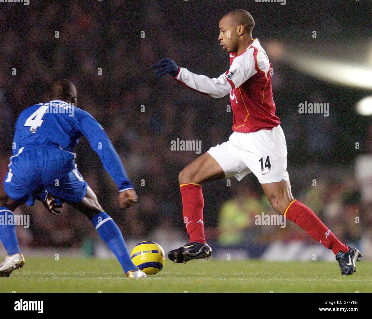 Thierry Henry dell'Arsenal passa Claude Makelele del Chelsea durante la partita della Barclays Premiership ad Highbury, Londra. Foto Stock