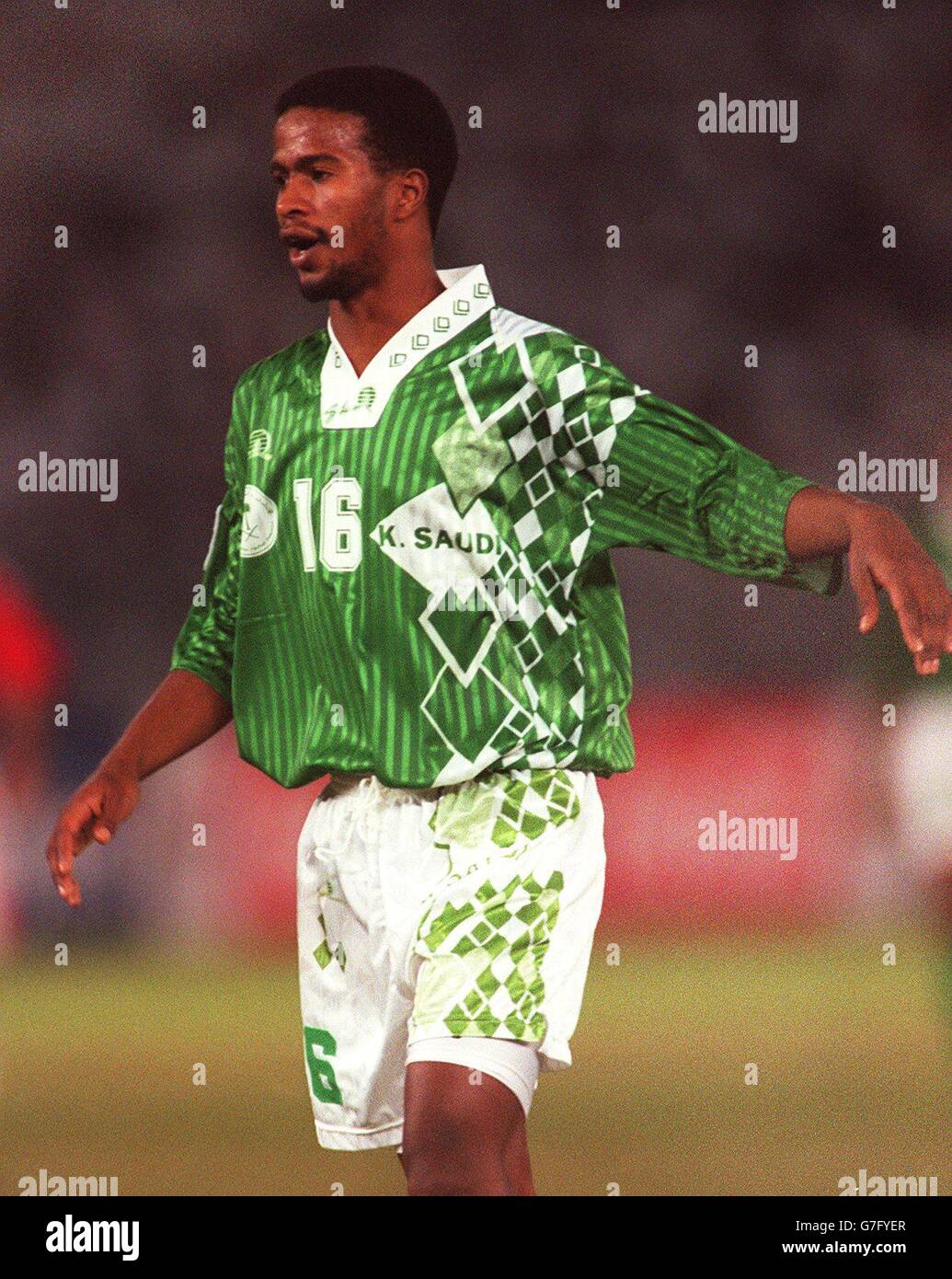 Calcio internazionale. Asia 96. Emirati Arabi Uniti -v- Arabia Saudita.  Khamis al Dossari, Arabia Saudita Foto stock - Alamy