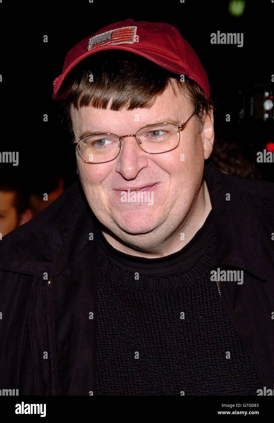 Il regista Michael Moore arriva per la prima del nuovo film 'Aviator' al Mann's Chinese Theatre di Hollywood, California. Diretto da Martin Scorcese, il film racconta la storia del pioniere dell'avizione Howard Hughes. Foto Stock