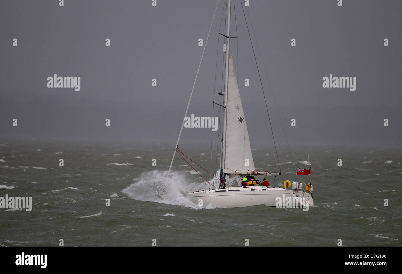 Uno yacht sull'acqua come forte vento, pioggia e maree colpisce il lungomare di Southsea, vicino a Portsmouth, Hampshire. Foto Stock