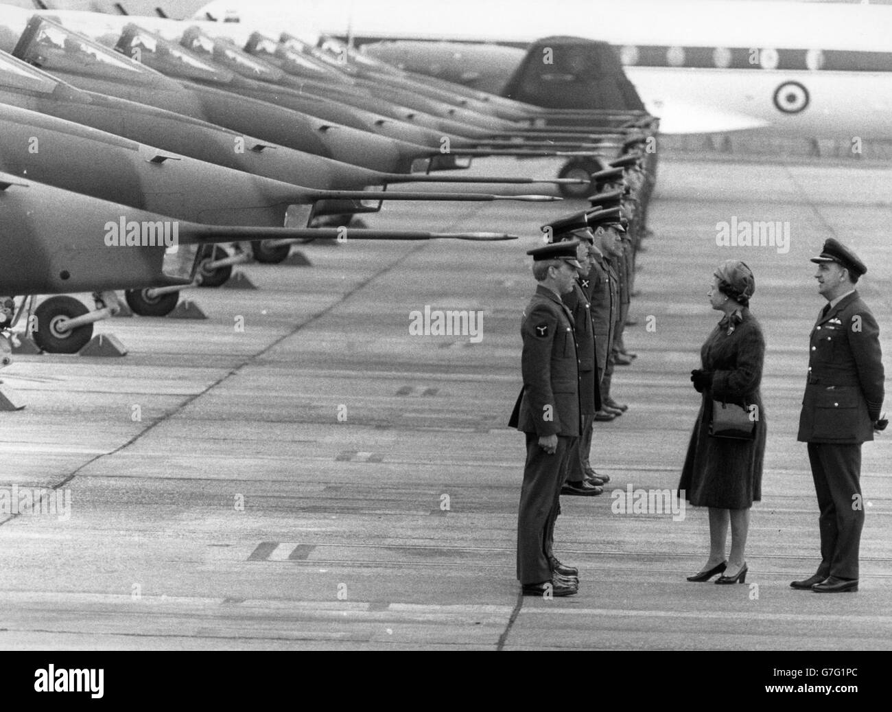 La regina Elisabetta II ispeziona il personale e gli aerei da ricognizione Jaguar al RAF Coltisall, Norfolk, durante il suo tour della base con il duca di Edimburgo. Foto Stock