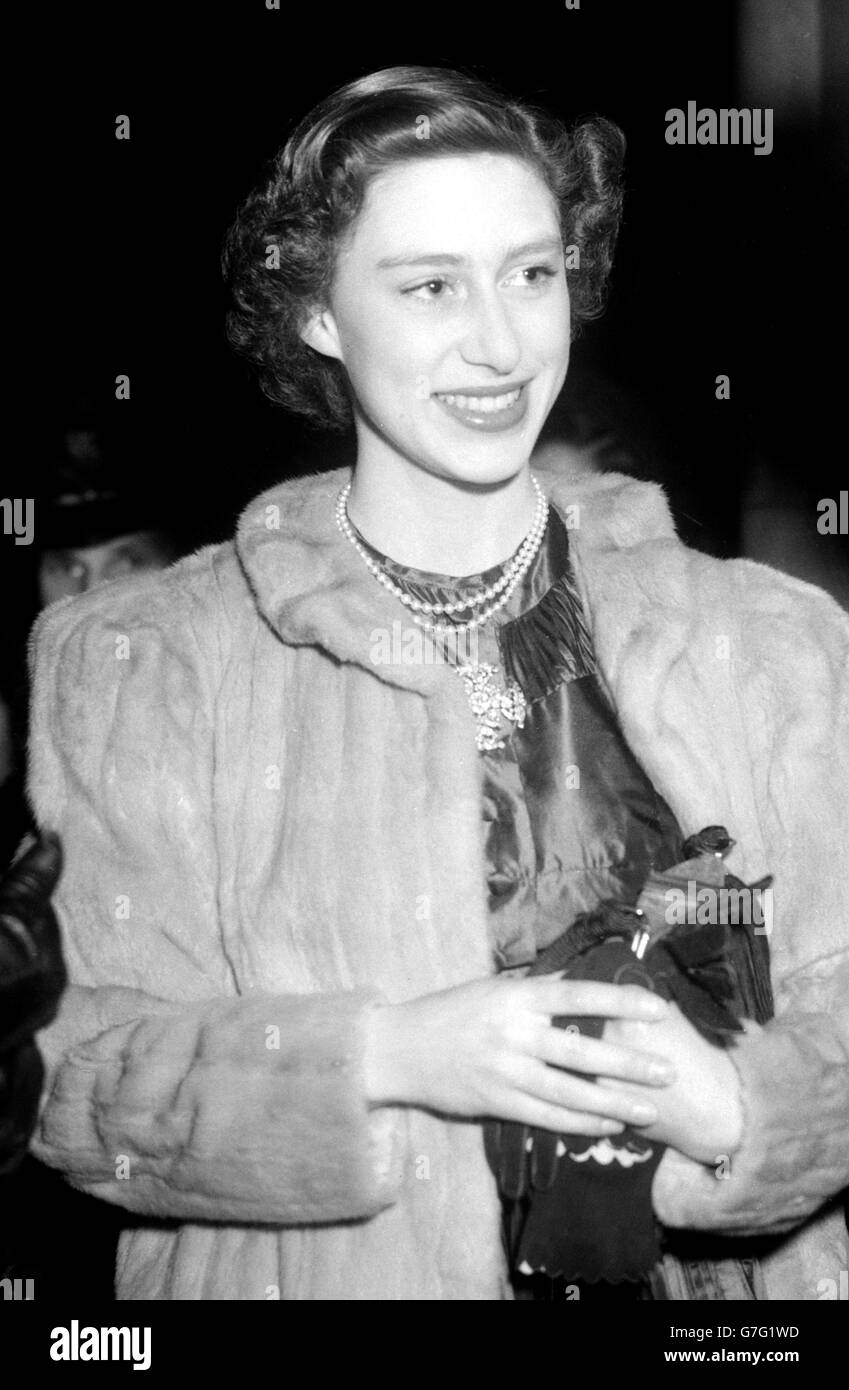 La principessa Margaret, in un abito scintillante e un avvolgimento serale, arriva alla mostra annuale Brady Girls Clubs, a Hanbury Street, Stepney, Londra. Foto Stock