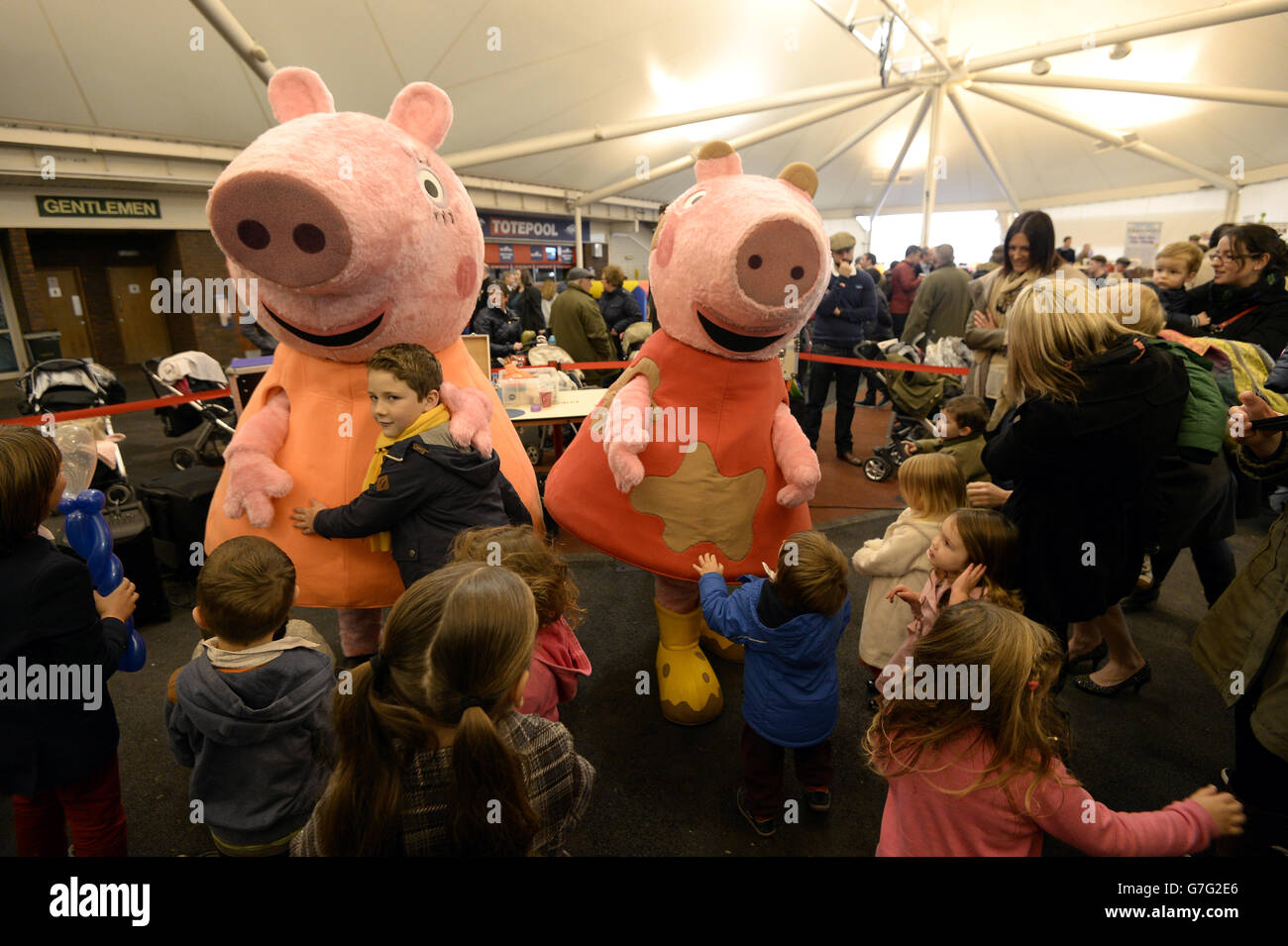 Corse di cavalli - gli Open - giorno tre - Ippodromo di Cheltenham. Peppa Pig e Mummy Pig nella Brightwells Sales Arena all'ippodromo di Cheltenham Foto Stock