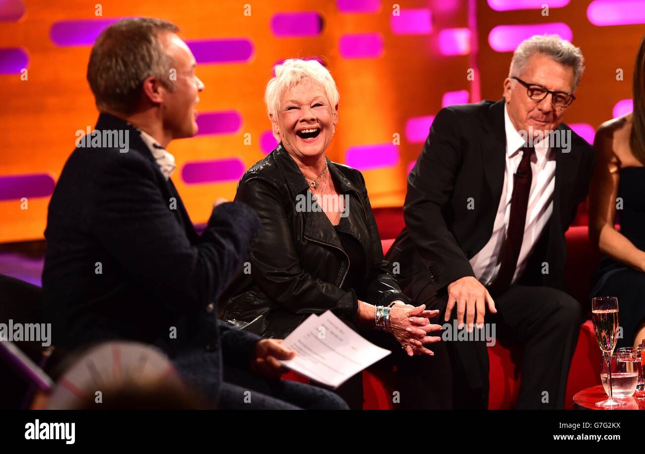 (Da sinistra a destra) host Graham Norton, Dame Judi Dench e Dustin Hoffman durante le riprese per lo spettacolo Graham Norton presso i London Studios di Londra. Foto Stock