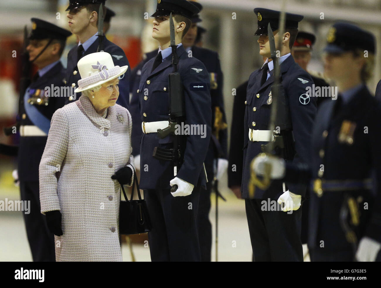 La Regina Elisabetta II durante un'ispezione del personale dello Squadrone No 1 (Fighter) mentre visita RAF Lossiemouth in Scozia, nel suo sessantasettesimo anniversario di matrimonio. Foto Stock