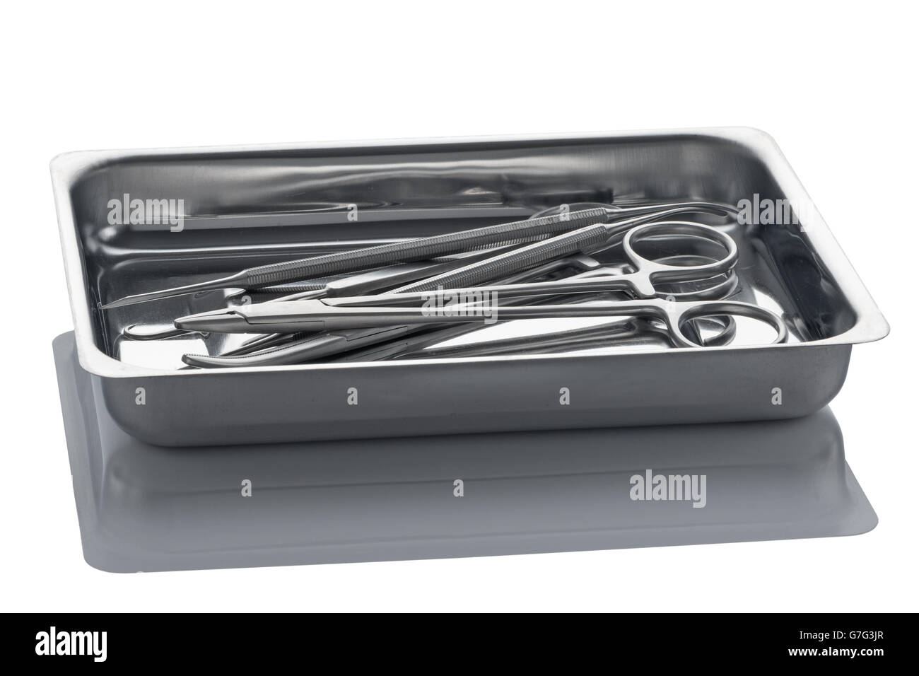 Vassoio con gli strumenti chirurgici in acciaio inossidabile isolato su uno sfondo bianco Foto Stock