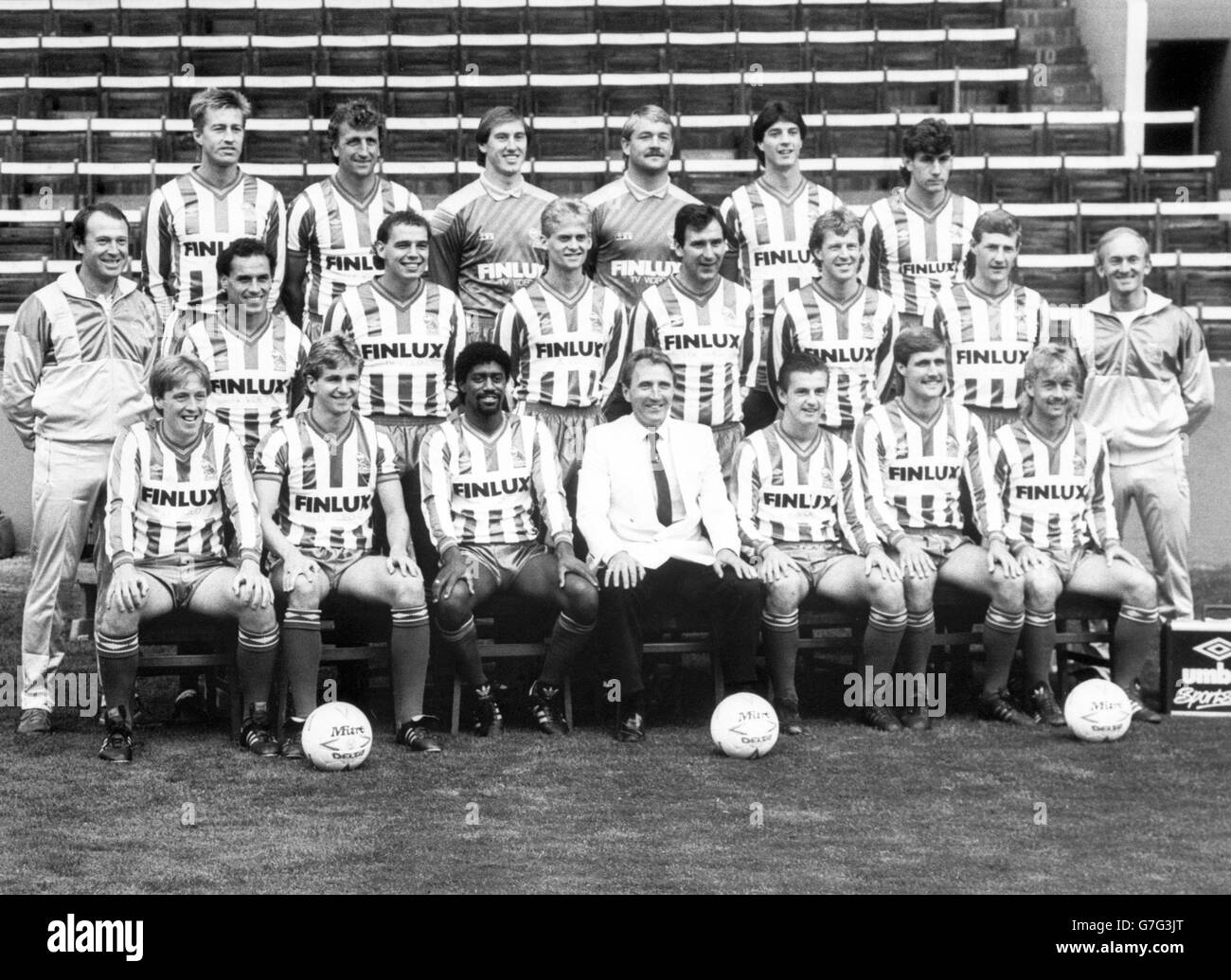 Sheffield Wednesday FC. Back row: (l-r) Lee Chapman, Paul Hart, Martin Hodge, Iain Hesford, Ian Knight e Mark Smith. Fila centrale: Peter Eustace, Gary Shelton, Melvyn Sterland, Sigurdur Jonsson, Lawrence Madden, Gary Megson, Nigel Worthington e Alan Smith. Prima fila: Colin Walker, Christopher Morris, Mark Chamberlain, Howard Wilkinson (manager), Anthony Gregory, Carl Shutt e Glynn Snodin. Foto Stock