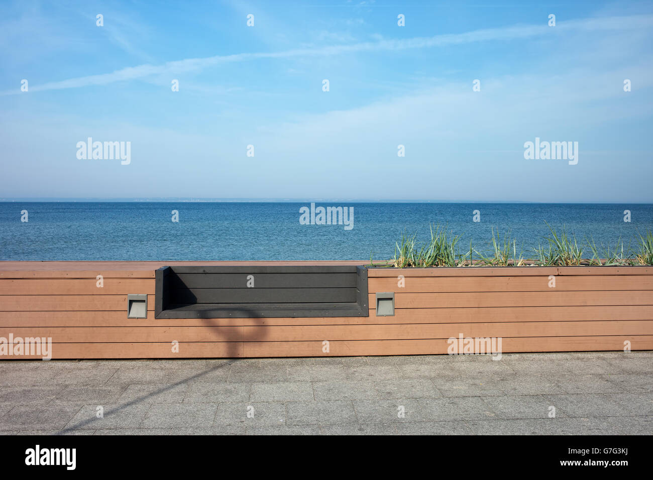 Banco a Mar Baltico passeggiata nella città di Hel, Polonia Foto Stock