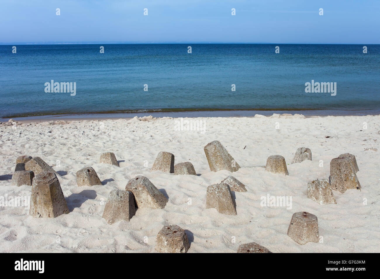 La sabbia bianca del Mar Baltico spiaggia con calcestruzzo blocchi frangiflutti a Penisola di Hel in Polonia, vista verso la Baia di Puck Foto Stock