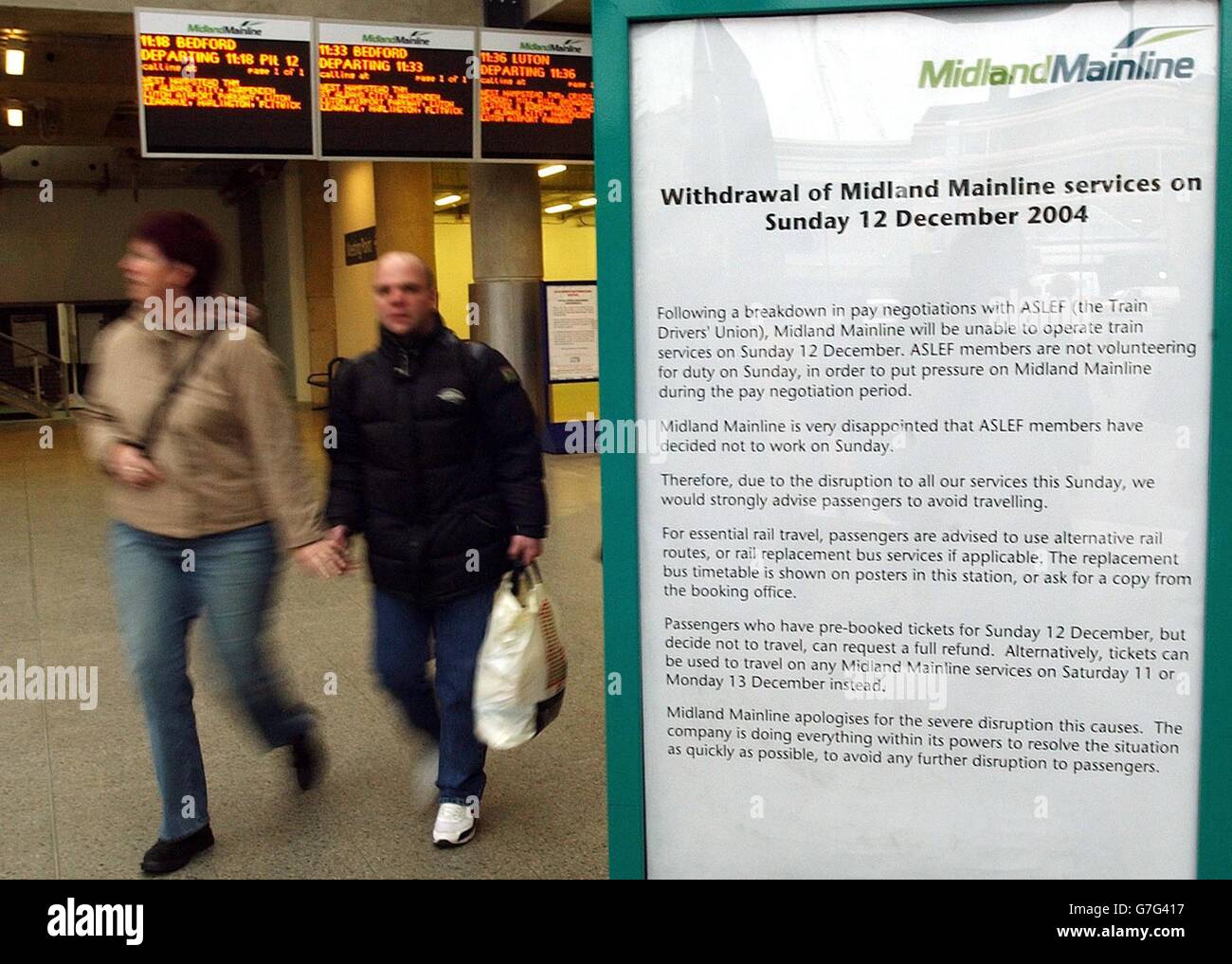 I passeggeri passano un poster di annuncio dei treni della linea centrale del Midland presso Kings Cross St Pancras, che segnala interruzioni dei servizi a seguito di un'interruzione delle trattative salariali con ASLEF. I servizi ferroviari del sud e delle Midlands saranno gettati nel caos quando i macchinisti intraprenderanno azioni industriali. Migliaia di passeggeri saranno interessati dalla cancellazione di tutti i servizi della linea centrale tra Londra e Luton, Leicester, Nottingham, Derby e Sheffield. Foto Stock