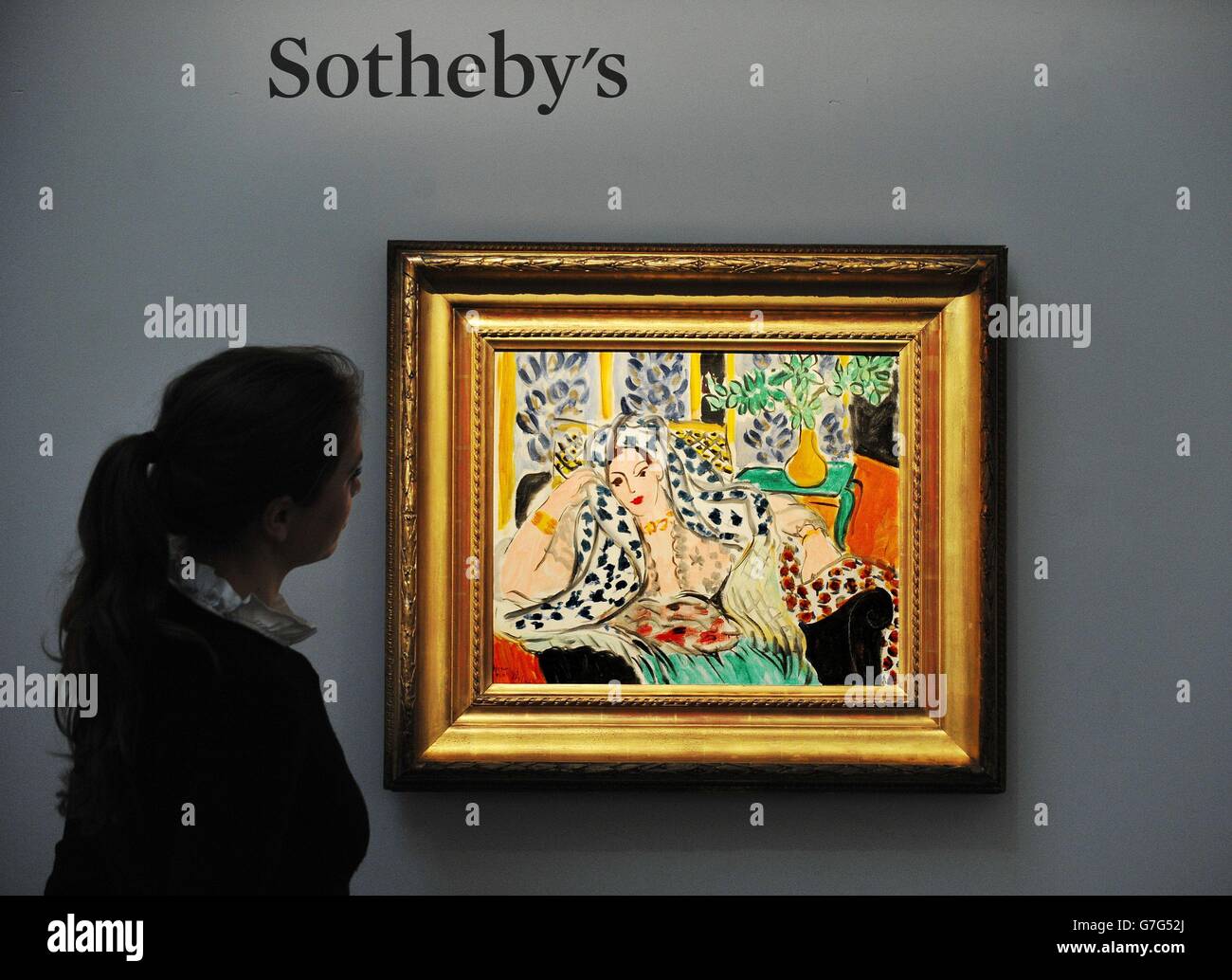 Un membro dello staff di Sotheby guarda Odalisque Au Fauteuil Noir di Henri Matisse, con una stima compresa tra &libbra;9-12 milioni, prima dell'asta della casa d'aste prevista nel febbraio 2015 Impressionist & Modern Art Evening Auction, nel centro di Londra. Foto Stock