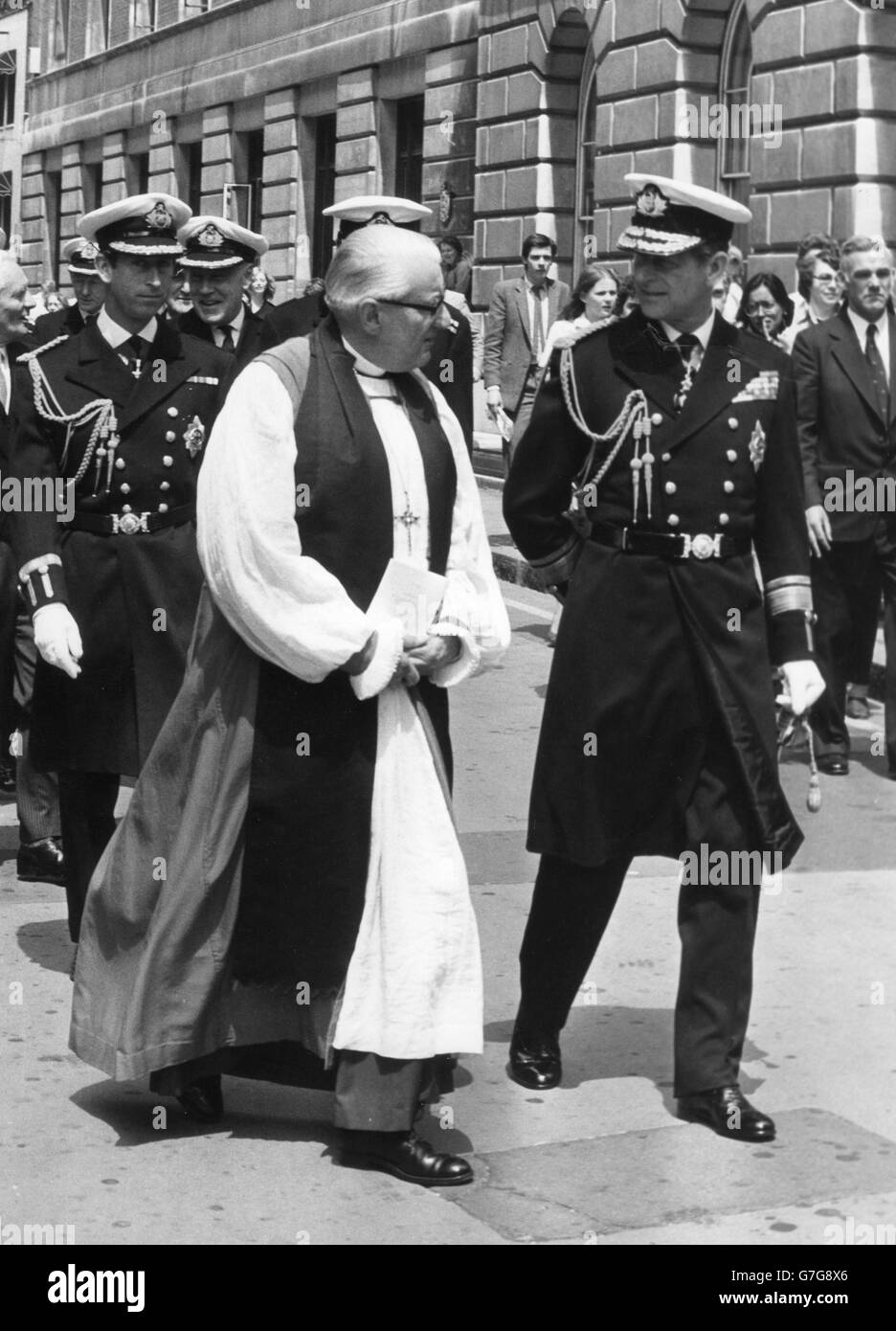 Il principe Filippo camminando con il vescovo suffragano di dover, il Rt Rev Anthony Paul Tremlett a Trinity House Tower Hill, Londra, quando, come Maestro della Trinity House, frequentò la corte annuale dell'ente di navigazione e anche il servizio della Chiesa a St Olave's. Alle loro spalle c'è il principe Carlo, fratello maggiore della Trinity House. *scansione a bassa risoluzione da stampa, alta risoluzione disponibile su richiesta* Foto Stock