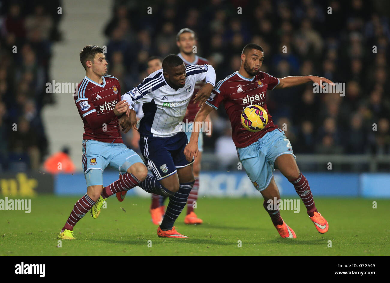 Aaron Cresswell di West Ham United e Winston Reid di West Ham United si sfidano insieme per vincere la palla di Victor Anichebe di West Bromwich Albion durante la partita della Barclays Premier League ai Hawthorns, West Bromwich. Foto Stock