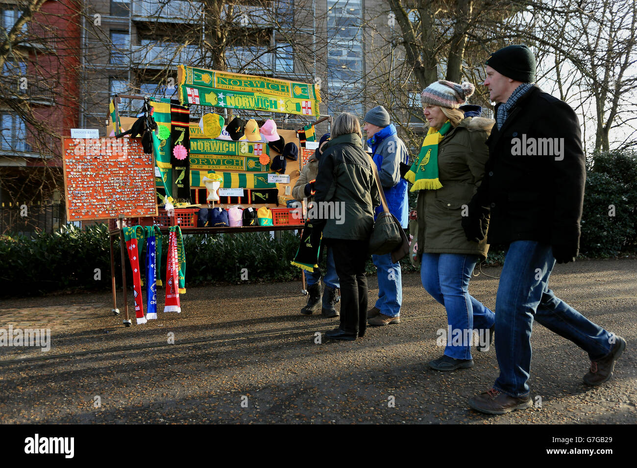 Calcio - Campionato Sky Bet - Norwich City / Brentford - Carrow Road. I fan di Norwich City passano davanti a un banco merci prima della partita Foto Stock