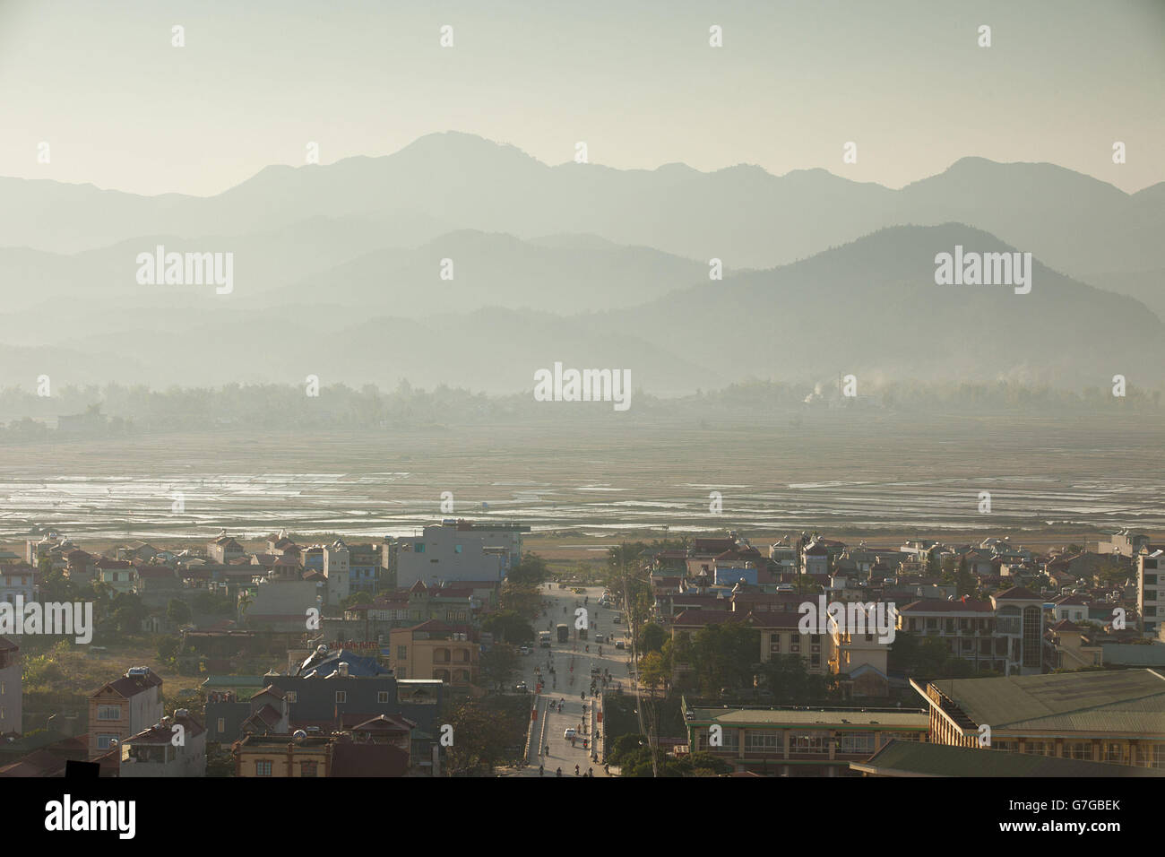 La vista sulla città di Dien Bien Phu, nella provincia di Dien Bien in Vietnam, come in tutto il Vietnam ci sono circa 256,000 persone con l'HIV, classificandolo come un paese con uno dei più alti tassi di trasmissione attraverso l'iniezione di droga. Foto Stock