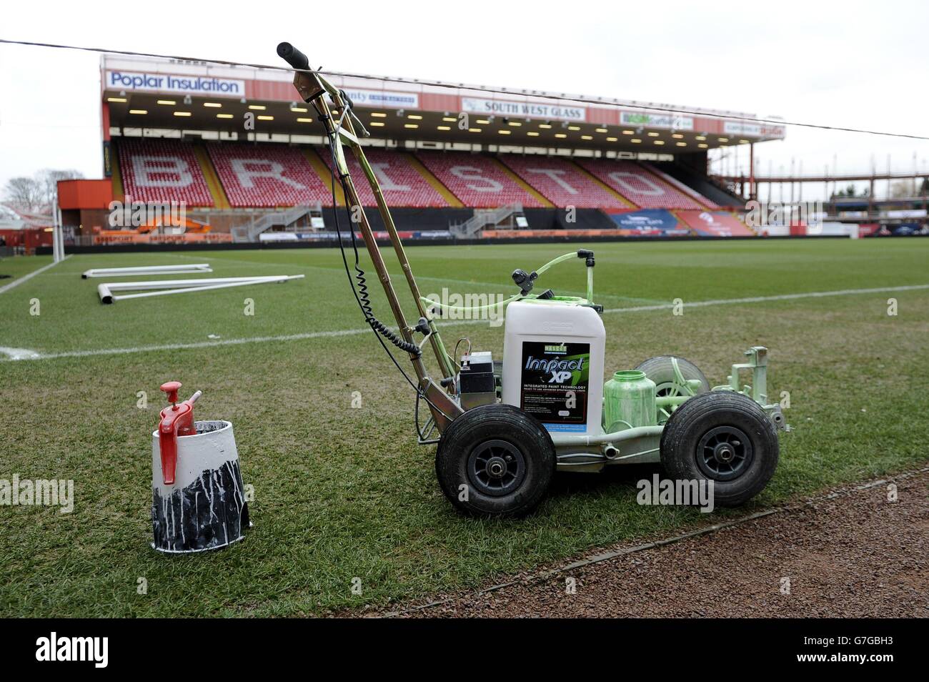 Calcio - fa Cup - quarto turno - Bristol City / West Ham United - Ashton Gate. Vista generale di una linea bianca che dipinge il lato del passo dei rulli prima della partita fa Cup Fourth Round ad Ashton Gate, Bristol. Foto Stock