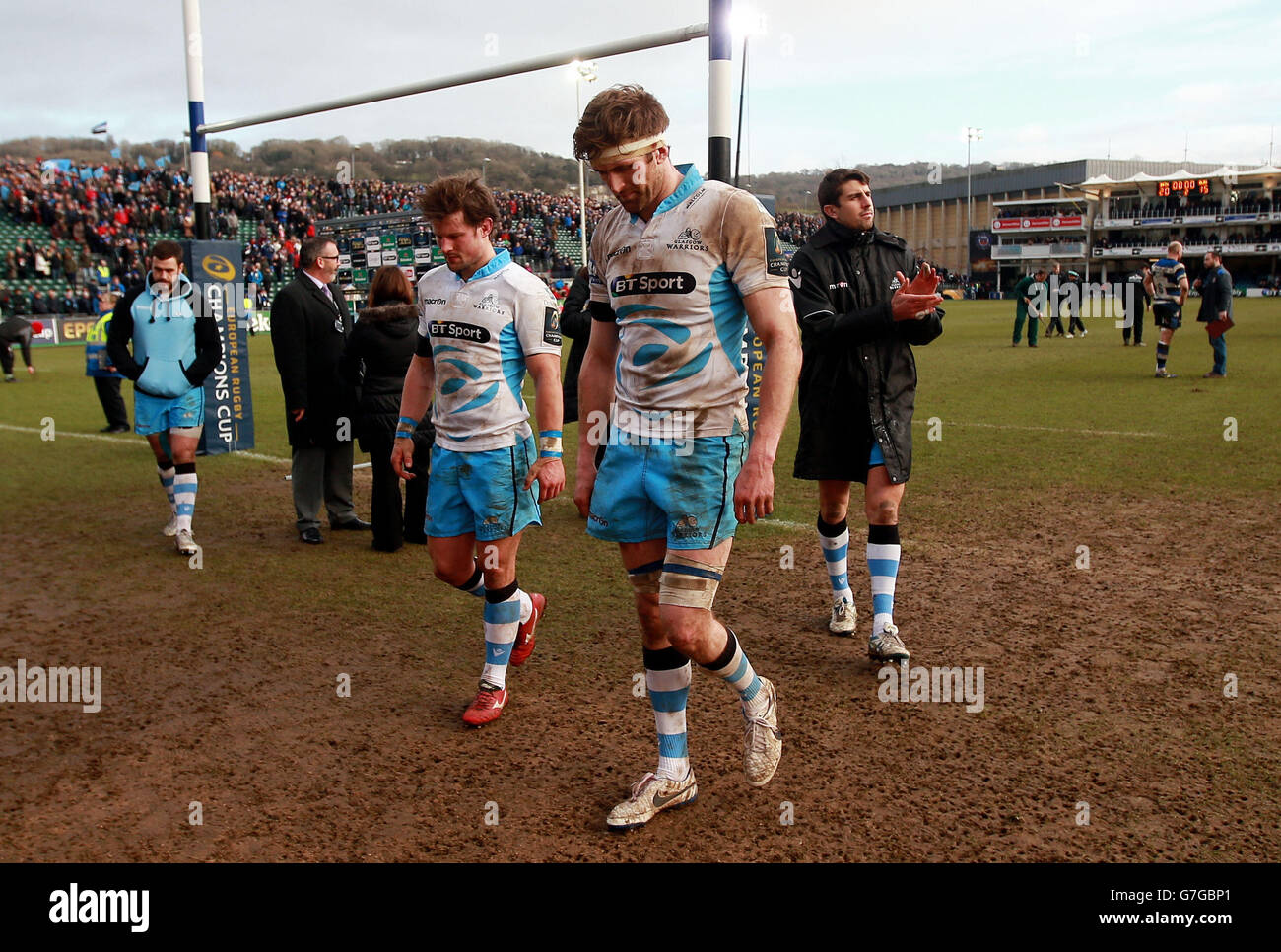 Richie Vernon e Peter Horne di Glasgow lasciano il campo dopo la sconfitta a Bath nella Champions Cup, Pool quattro partita al campo di ricreazione, Bath. Foto Stock