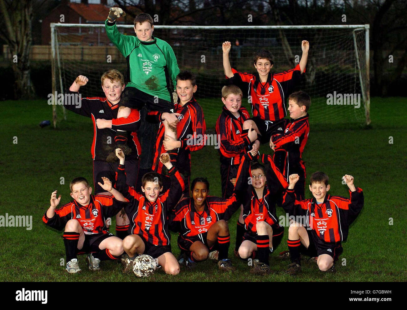 I giocatori delle tre buche e la squadra di calcio Upwell Under-13s al loro campo di allenamento. La squadra ha concesso 136 goal in nove partite di questa stagione, ma in quel gioco più recente è riuscito a tirarne uno indietro durante la loro partita con i rivali locali Reffley - il loro primo goal in 629 minuti. Back row: Portiere Patrick Webster e capocannoniere Matthew Farrow, seconda fila l/r Sam Cook Matthew Steed Danny Wiles e Craig Butler. Prima fila: Joe Barrett Adam Dickinson Sam Liboyi Daniel Grodkiewcz ed Ethan Emmerson. Foto Stock