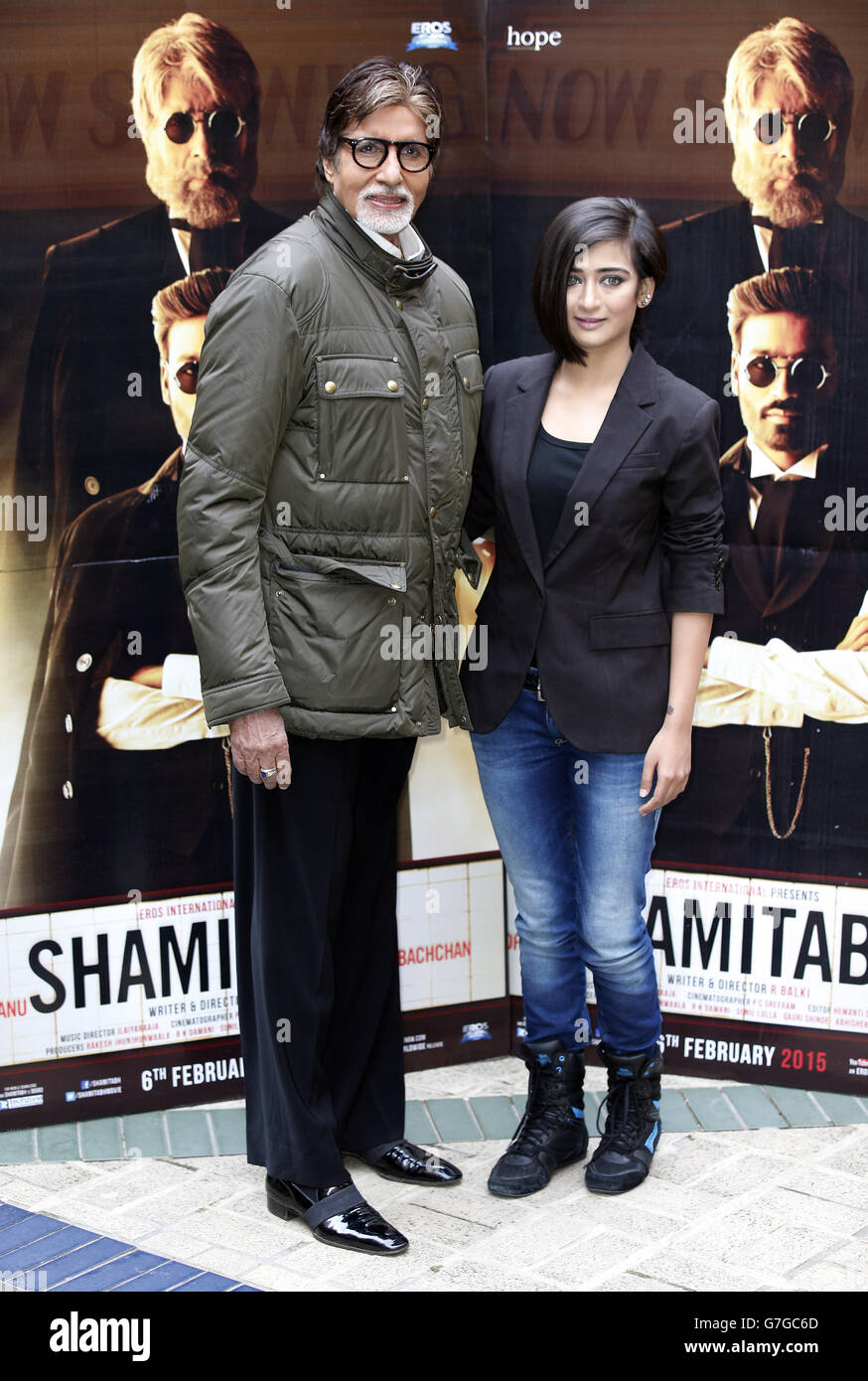 Amitabh Bachchan con Akshara Haasan partecipa a una fotocellula per il loro nuovo film Shamitabh al St James Court Hotel, Londra. Foto Stock