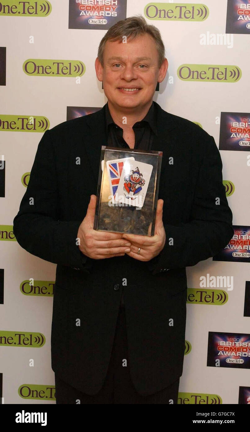 Martin Clunes (al centro) con il suo premio miglior drammatico televisivo per Doc Martin. Foto Stock