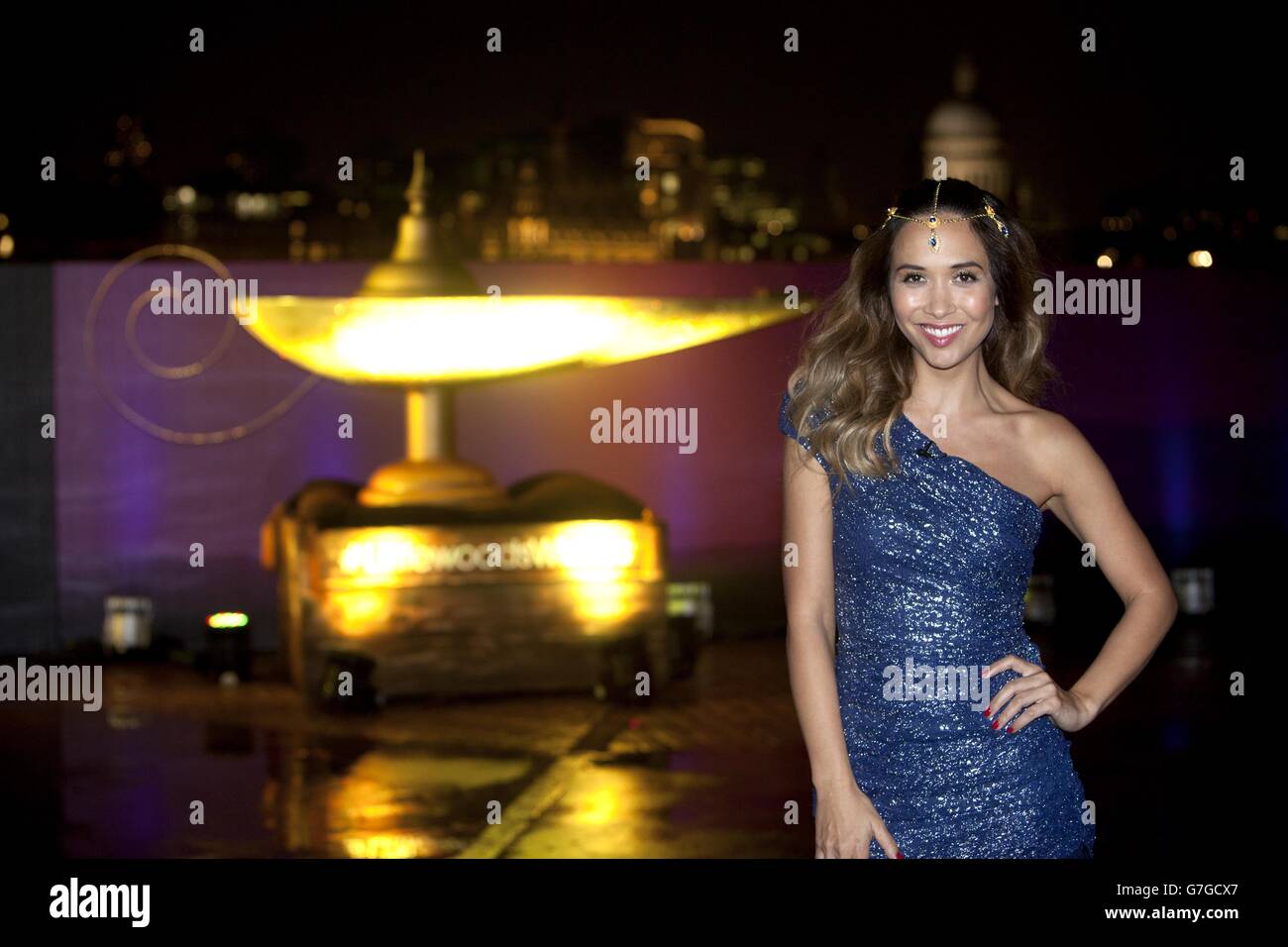 L'ambasciatore di Littlewoods Myleene Klass, vestito di carattere come il genio dell'annuncio televisivo natalizio dei rivenditori, concede auguri natalizi ai membri del pubblico sulla South Bank di Londra, nell'ambito della campagna #LittlewoodsWish. Foto Stock
