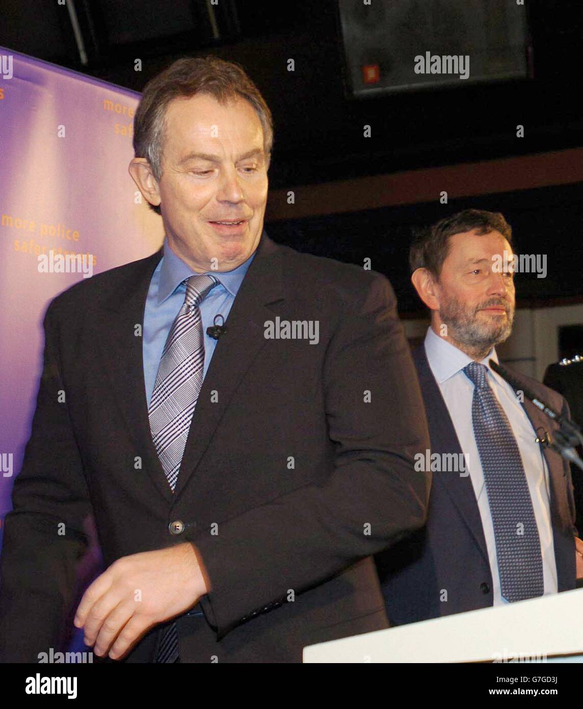 Il primo ministro britannico Tony Blair e il segretario all'interno David Blunkett a Sheffield. La coppia si è impegnata a bere sotto-età. La polizia potrebbe essere dato il potere di chiudere immediatamente pub e bar ripetutamente trovato per servire under-18s, gli aiuti hanno detto. Attualmente, devono passare attraverso i tribunali prima di chiuderli. Foto Stock